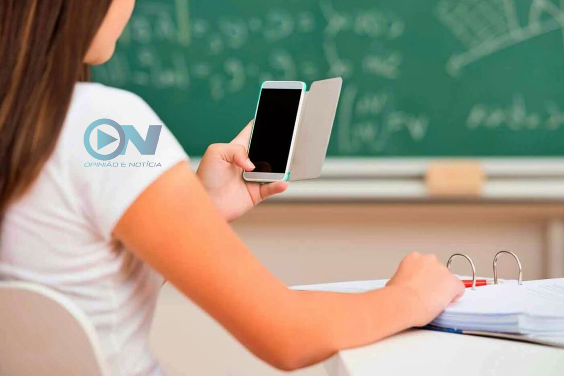 Rede de Educação de Teresina proíbe uso de celular em sala de aula por alunos e professores